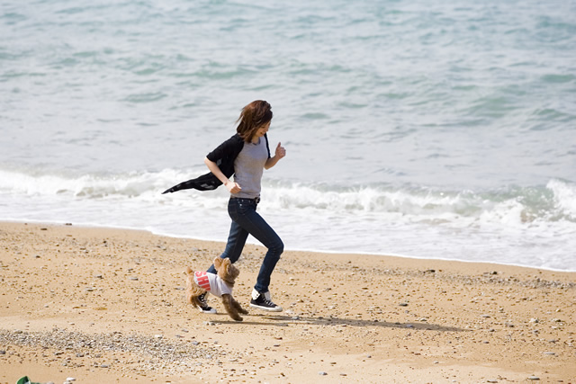 愛犬と海岸を走る　運動は筋肉維持に必要です。